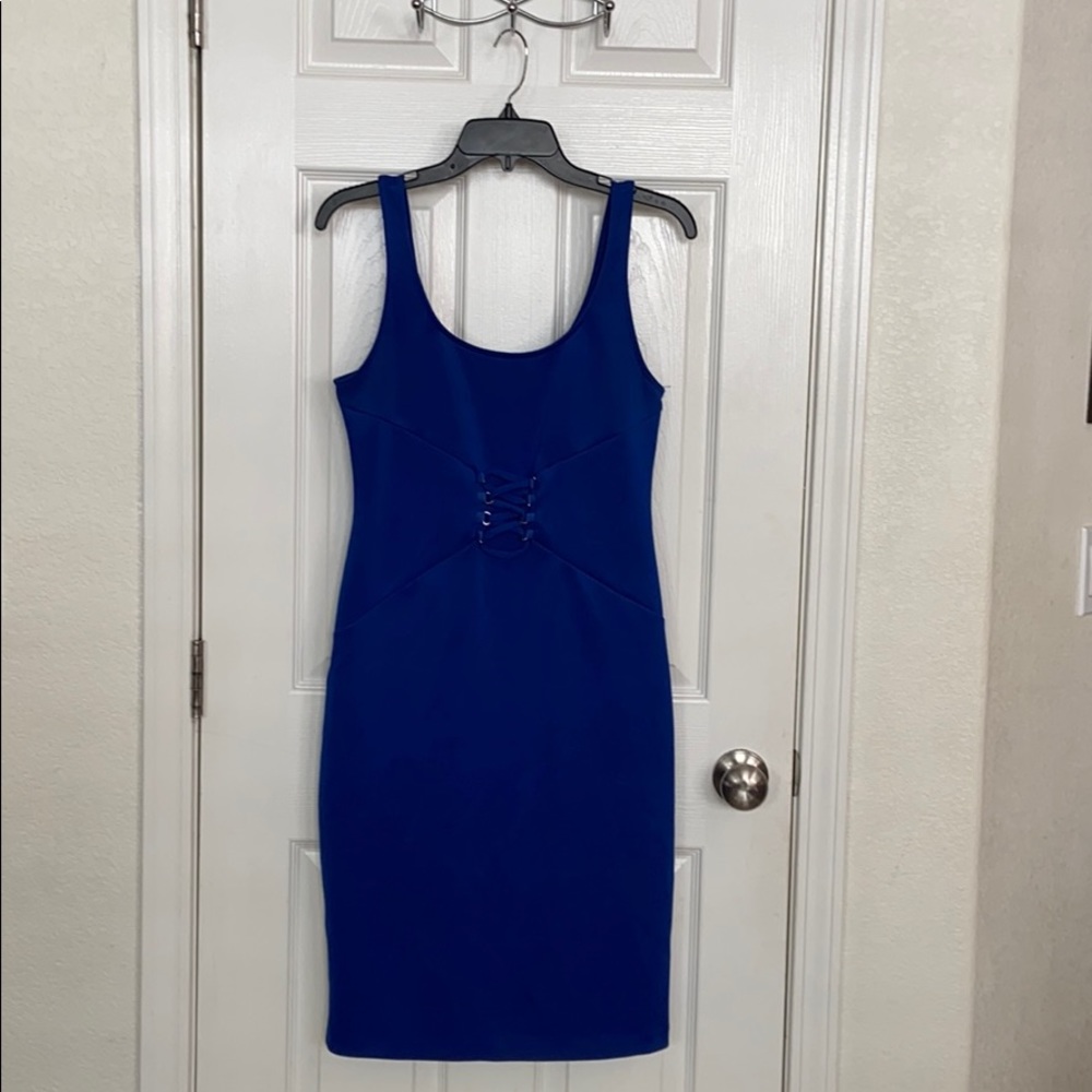 Mid/length sleeveless blue dress